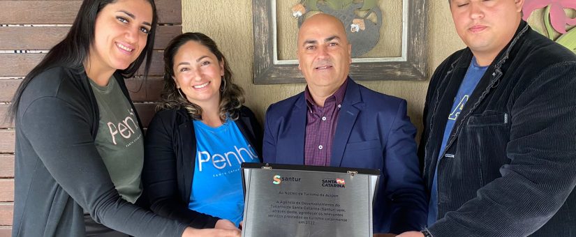 Núcleo de Turismo da ACIPEN recebe placa de agradecimento da SANTUR.